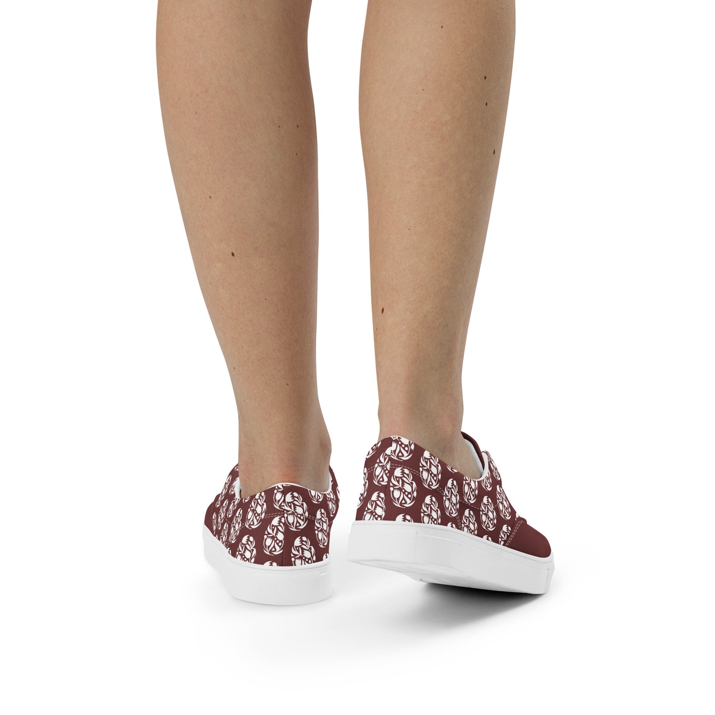 ROOTS! Women’s lace-up canvas shoes.