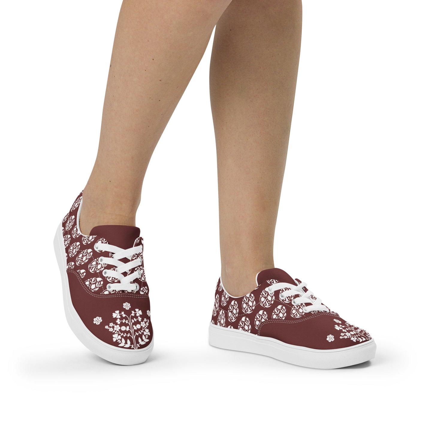 ROOTS! Women’s lace-up canvas shoes.